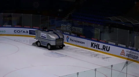 Preparation ice the game . The machine floods the ice. Hockey arena  Vídeo Stock 61507599
