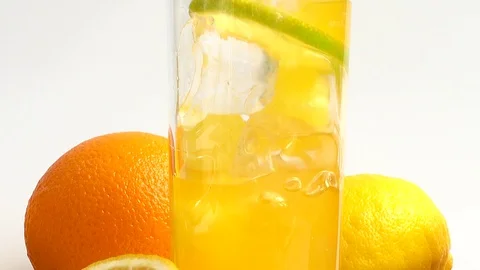 Preparation of lemonade with ice and lime. Vídeos de archivo 129567214
