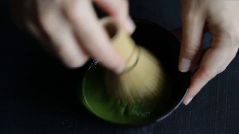 Preparation of matcha green tea by whisk Vidéo 119095536