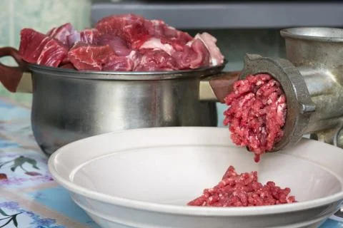 Preparation of minced beef with the help of a meat grinder Foto stock