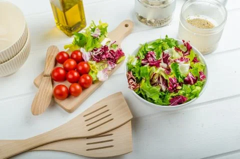 Preparation of mixed vegetable salad Foto stock