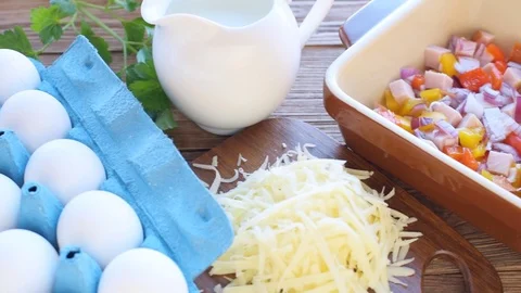 Preparation of omelet with ham and cheese before being baked. Vídeos de archivo 70415161