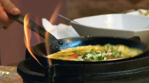Preparation of an omelette in a frying pan on fire 動画素材 8967897