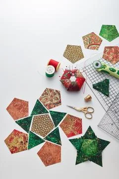 Preparation of pentagon and triangular pieces of fabric for sewing patchwor.. Fotos de archivo