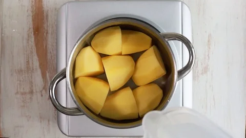 Preparation potato in water Video stock 100635898