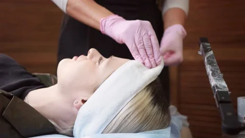 Preparation process. An eyebrow specialist prepares Vídeos de archivo 149007098