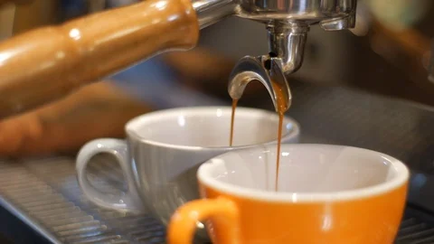 Preparation of professional espresso machine, brewing coffee into two cups Vídeo Stock 101700368