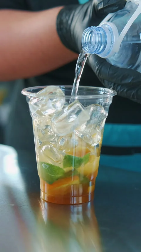 Preparation of a Refreshing Drink with Ice and a Medley of Citrus Fruits for Vidéo 315524816