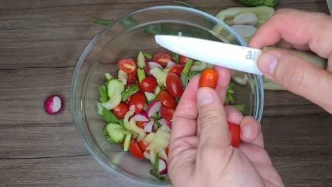 Preparation Of Salad. Cut Vegetables Vidéo 165505343