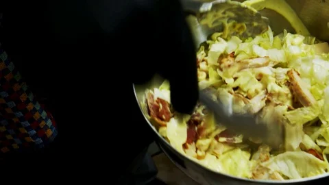 Preparation salad in professional kitchen fast food Video stock 129111714