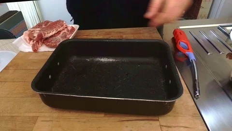 Preparation of slices of pork neck, covered with breadcrumbs and drizzle with Vídeo Stock 101308501