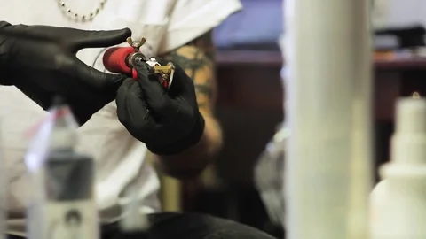 Preparation of tattoo machines for work 動画素材 74616754