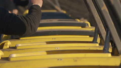 Preparation of workers of a part of a tractor for work in the field. 库存影片 132090957