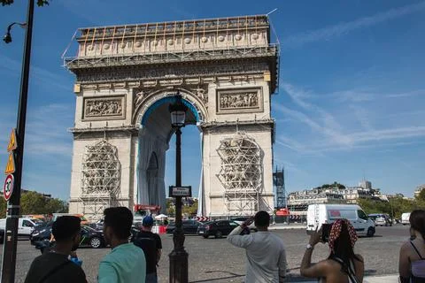 Preparation of the wrapping of landmark Arc de Triomphe monument in Paris, Franc Stock Photos