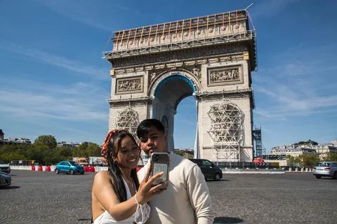 Preparation of the wrapping of landmark Arc de Triomphe monument in Paris, Franc Foto stock