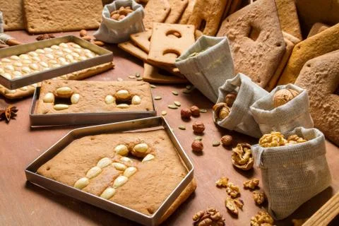 Preparations for combine elements of gingerbread cottage Foto stock