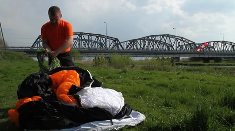Preparations flyer. Ropes paraglider. Stock-Footage 62594251