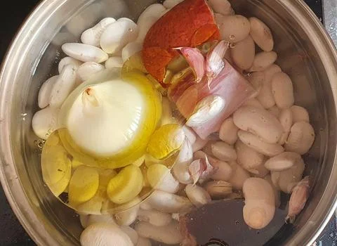 Preparations to make a fabada. Foto stock