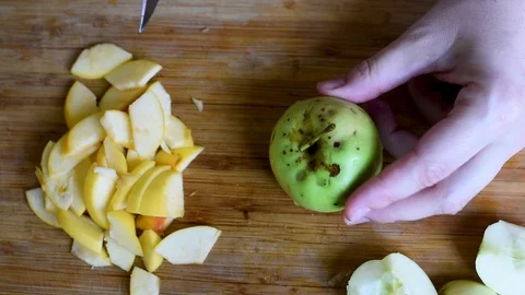 Prepare and slice the yellow and green apples to make a Charlotte pie for baking Video stock 95235708