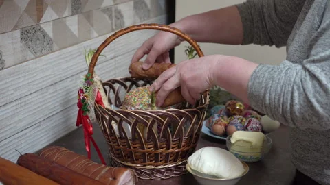 Prepare a basket for Easter Stock-Footage 200126091