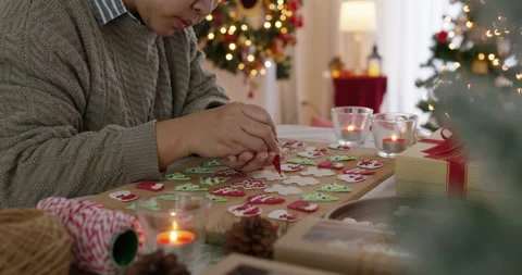 Prepare colorful gingerman royal icing sugar cookie for Xmas gift. 스톡 동영상 163048138
