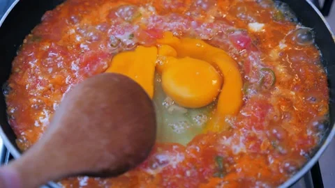 Prepare cooking turkish style omelette menemen with eggs peppers and tomatoes Stock-Footage 131002011