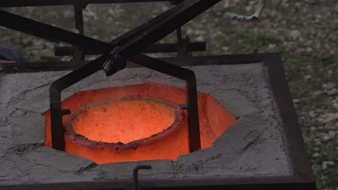 Prepare crucible for bronze casting 動画素材 256038179