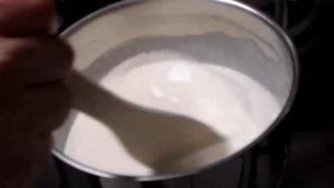 Prepare the dulce de leche cream. Cooking process. 库存影片 123382638