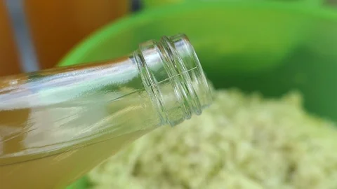 Prepare elder berry flower heads to making jam of it. filling bottle of apple 스톡 동영상 109375577