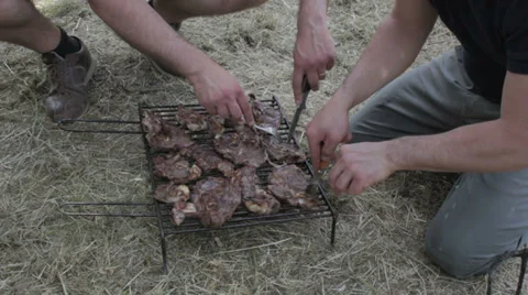Prepare the meat on the grill to make barbecue Video stock 28292409