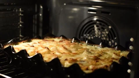 Prepare potato gratin in the oven Video stock 256684124