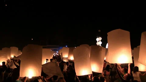 Prepare to release. Yee Peng Celebration. Sansai, Lanterns Festival, Chiang Mai. Stock Footage 34184464
