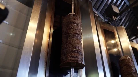 Prepare shawarma, meat on a spit 库存影片 83967573