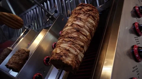 Prepare shawarma, meat on a spit 库存影片 83968547