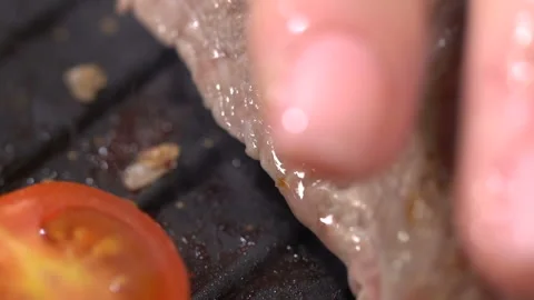 Prepare steak with tomatoes in a pan. slow motion Vídeo Stock 101658095