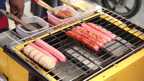 Prepare Stick Sausages On Simple Grill To Burn And Seasoning As Street Food Vídeos de archivo 153552820