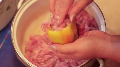 Prepare stuffed peppers Video stock 79805014