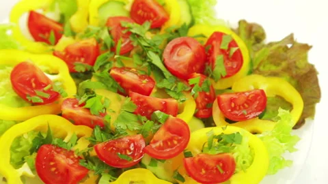 The prepared salad rotates on a carousel on a plate Stock-Footage 92038176