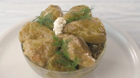 Prepared triangular stuffed cabbage, decorated with dill and sour cream. Vídeos de archivo 157796018