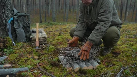 Prepares a campfire Stockbeeldmateriaal 297179664