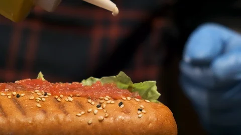 Prepares a hot dog Stockbeeldmateriaal 120892551