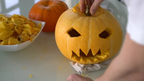 Prepares a Pumpkin for Halloween 스톡 동영상 96706098