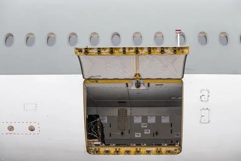 Preparing the aircraft before flight. Loading of baggage. Luggage compartment Foto stock