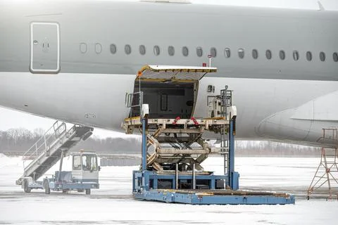 Preparing the aircraft before flight. Loading of baggage. Loading of cargo. L 写真素材