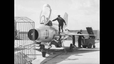 Preparing the aircraft for takeoff Vídeos de archivo 197319575