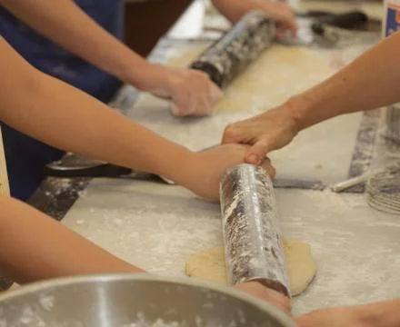 Preparing and making apple pies Foto stock