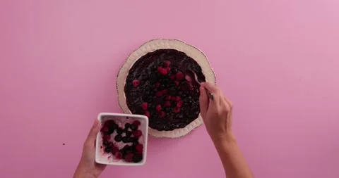 Preparing and serving a cheesecake Video stock 133820133