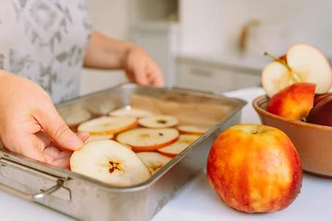 Preparing apples for drying Foto stock
