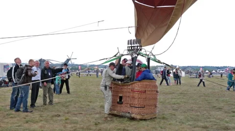 Preparing the balloon for flight 스톡 동영상 54642935