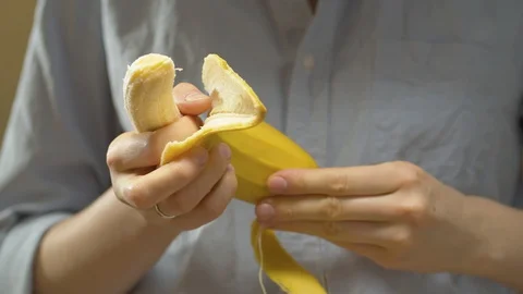 Preparing banana smoothies Stock Footage 127654944